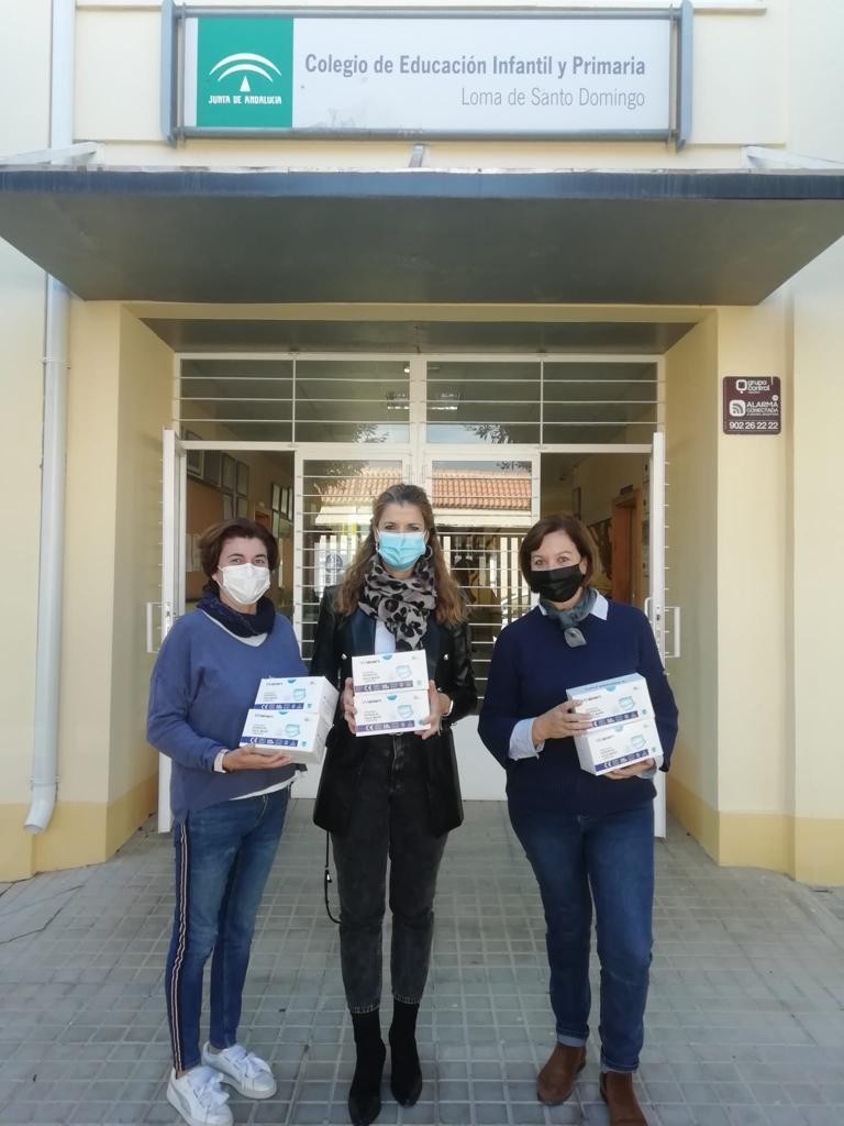 La concejala de Educación, junto a Protección Civil, reparte más de 9.000 mascarillas entre los colegios e IES del municipio