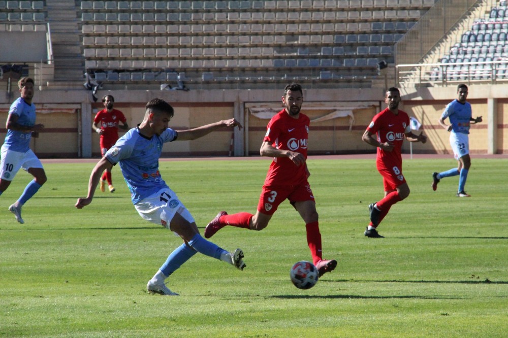 El CD El Ejido no supo decidir el partido ante el Linares Deportivo