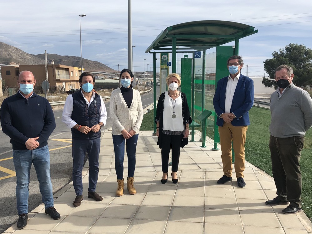 El Consorcio de Transporte dota de marquesinas al núcleo de Cuatro Higueras en Adra