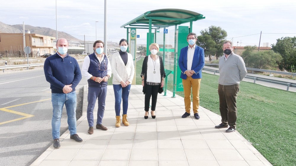 La barriada de Cuatro Higueras ya cuenta con nuevas marquesinas tras una década de reivindicaciones