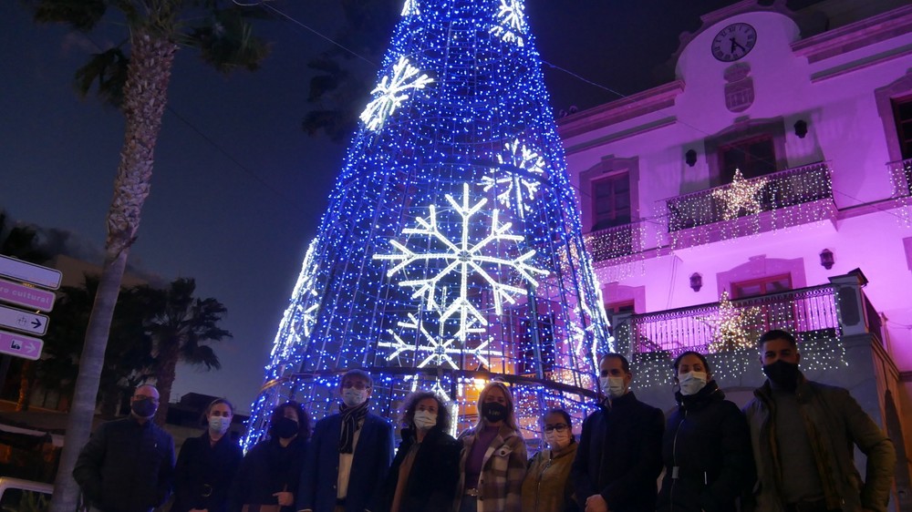 La ciudad de Adra recibe la Navidad con el encendido oficial de la iluminación