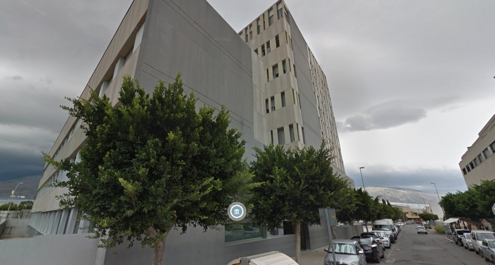 Una colisión entre dos vehículos junto a los Juzgados de El Ejido se salda con al menos un herido