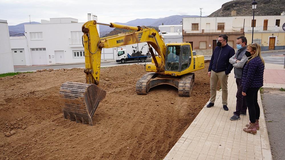 El Ayuntamiento de Berja pavimenta la explanada del Centro Social de Benejí y cuatro caminos rurales