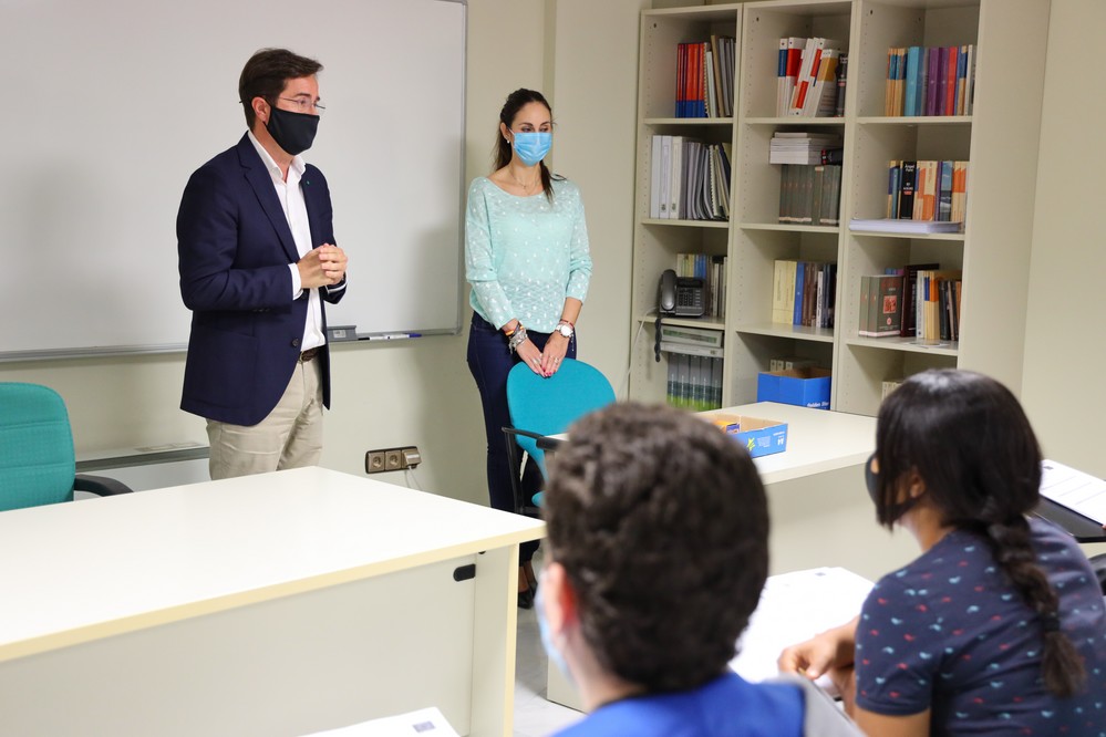 El Ayuntamiento incorpora a 15 cuidadores en el marco del Plan Aire para facilitar a las familias monoparentales la incorporación a un puesto de trabajo y la conciliación de la vida familiar y laboral