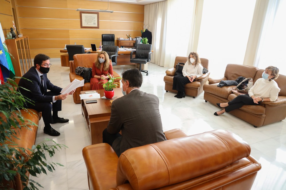 El alcalde de El Ejido se reúne con la nueva gerente de Distrito Sanitario Poniente