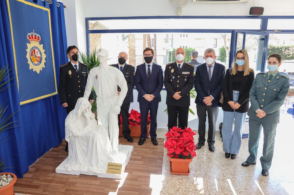 La Comisaría Local de El Ejido luce desde hoy una escultura que representa la ayuda humanitaria que presta la Policía Nacional