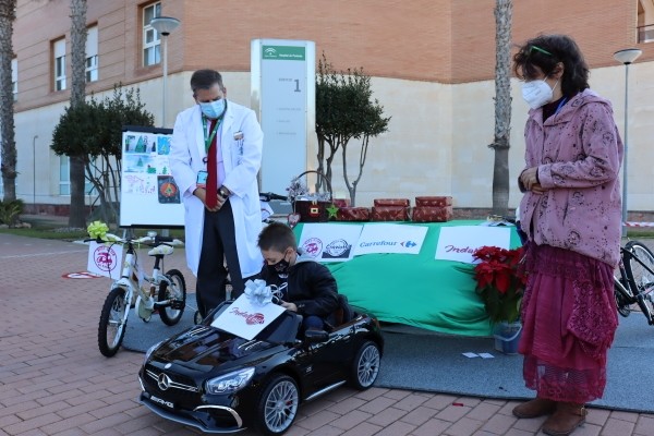 El Hospital de Poniente entrega los premios a los ganadores del XV Certamen de Cuentos Infantiles e Ilustraciones Navideñas