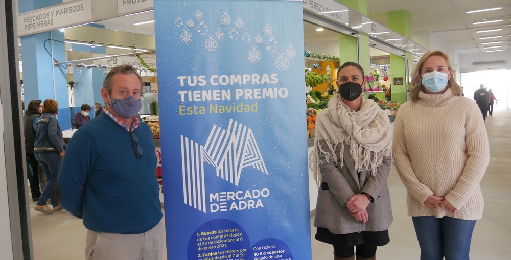 El Ayuntamiento impulsa una campaña comercial para apoyar al Mercado de Adra en Navidad