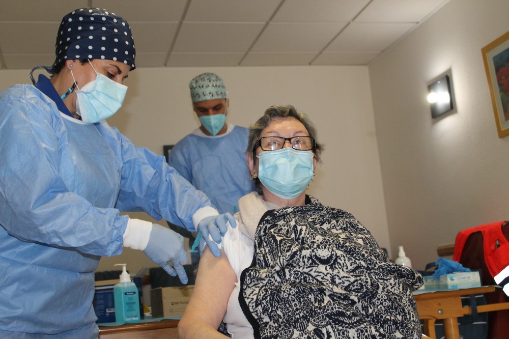 Una mujer de 71 años de la residencia Ciudad de El Ejido, la primera en vacunarse contra el COVID-19 en la provincia de Almería