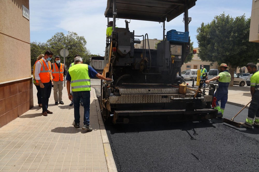 El Gobierno local ejidense destina en los últimos tres años unos 3,2 millones de euros al reasfaltado y acondicionamiento de unas 270 calles de todo el municipio