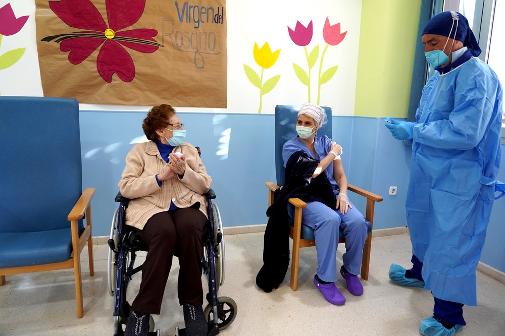 La residencia Virgen del Rosario de Roquetas de Mar recibe la vacuna contra la COVID- 19