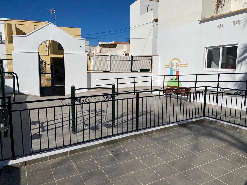 El Ayuntamiento de Dalías mejora y adapta la terraza de la Residencia de Mayores Profesor Gabriel Callejón