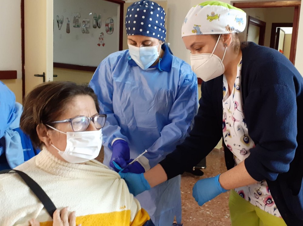 La Residencia de Mayores de Adra recibe las primeras vacunas contra la COVID-19
