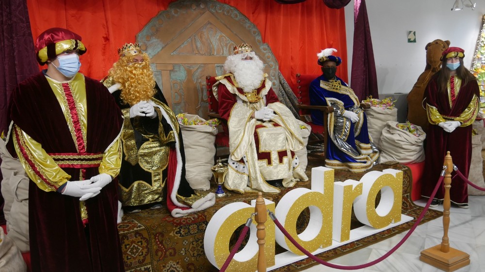 Los Reyes Magos se reencuentran con Adra para repartir ilusión en los hogares del municipio