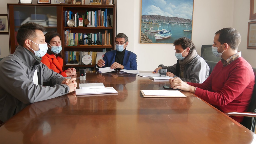 Firmado el contrato para el mantenimiento de jardines y la poda de árboles y palmeras en Adra