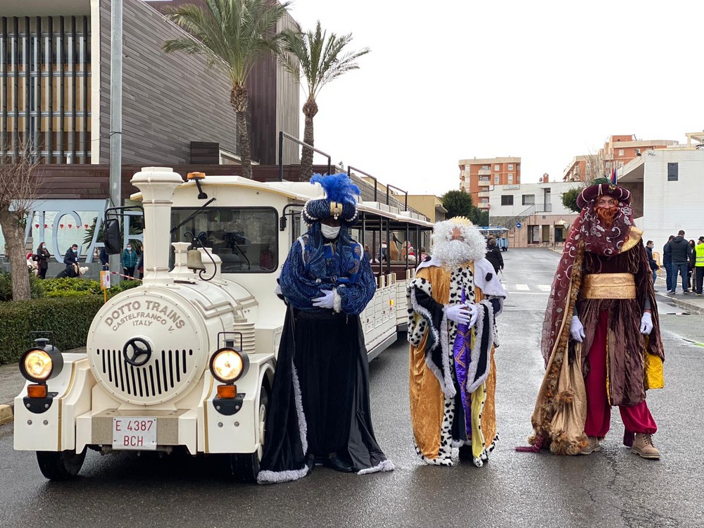 El tren de los Reyes Magos lleva la magia y la ilusión a los niños de Vícar