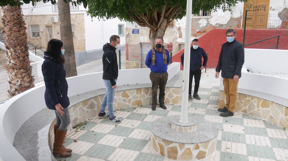 Finalizan las obras de embellecimiento y adecuación de espacios ajardinados en calles Amanecer y Genil