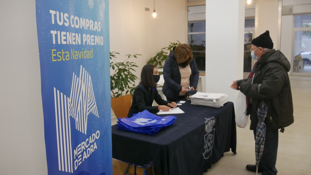 El Ayuntamiento inicia el reparto de regalos tras la campaña de apoyo al Mercado de Adra
