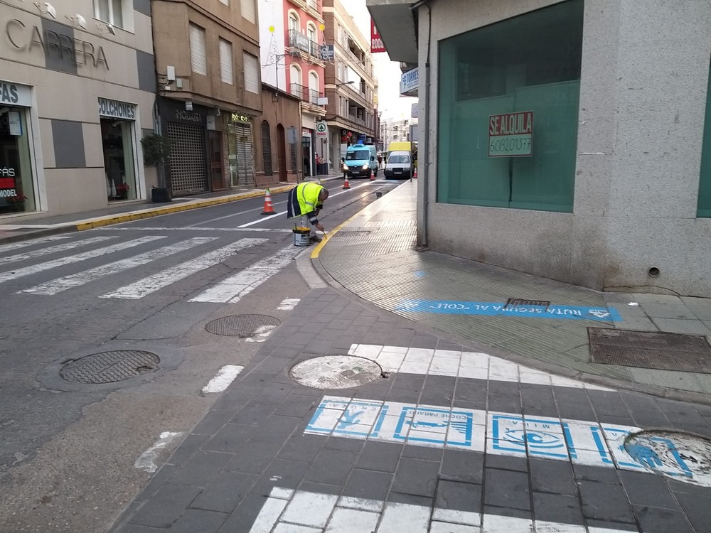 Adra trabaja en el repintado de plazas de aparcamiento para personas con diversidad funcional
