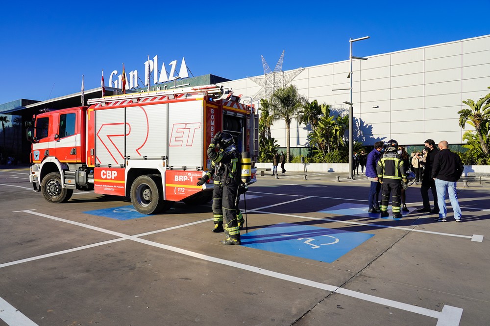 Bomberos del Poniente intervienen en un simulacro de evacuación en el Centro Comercial Gran Plaza