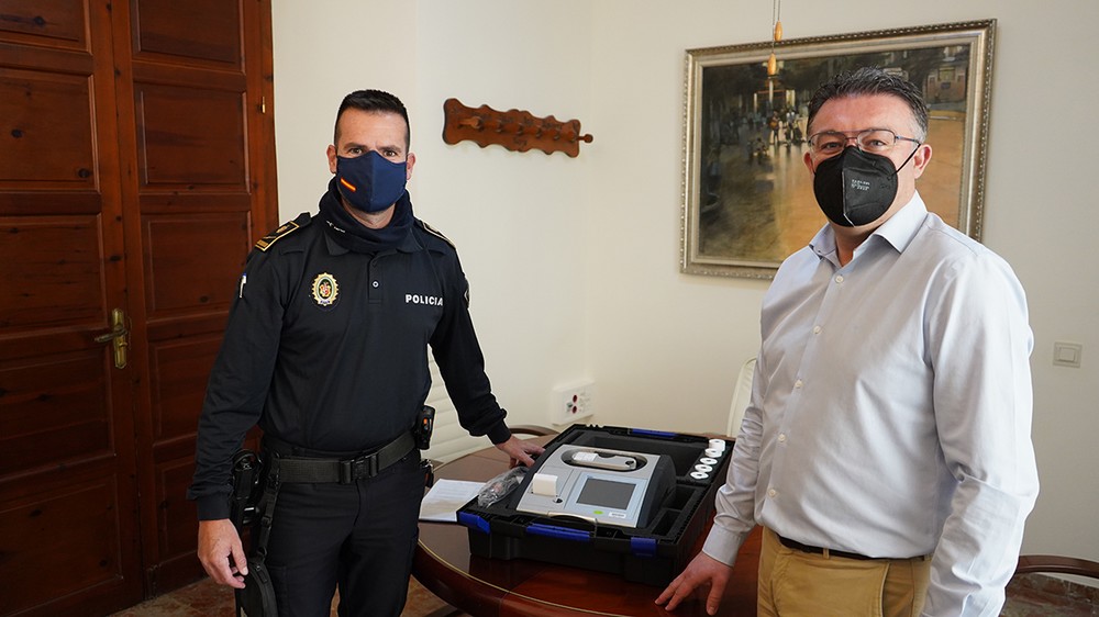 La DGT cede a la Policía Local de Berja un etilómetro de última generación