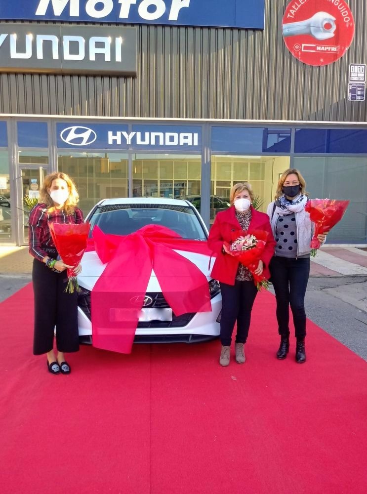 Lourdes Torres recoge el coche que ganó en la Campaña Municipal de Navidad