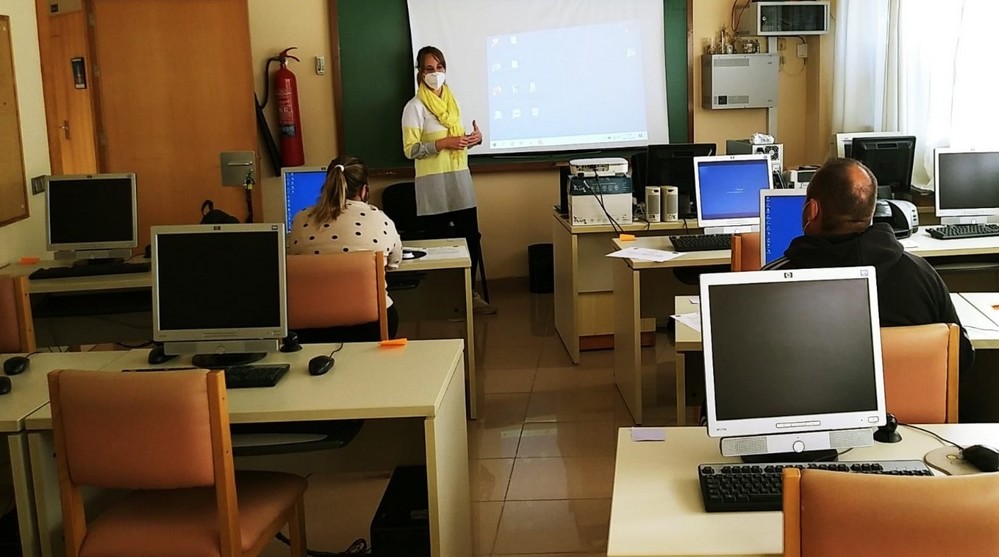 'Actívate Vícar' reanuda sus talleres de hábitos saludables, habilidades sociales y de alfabetización digital