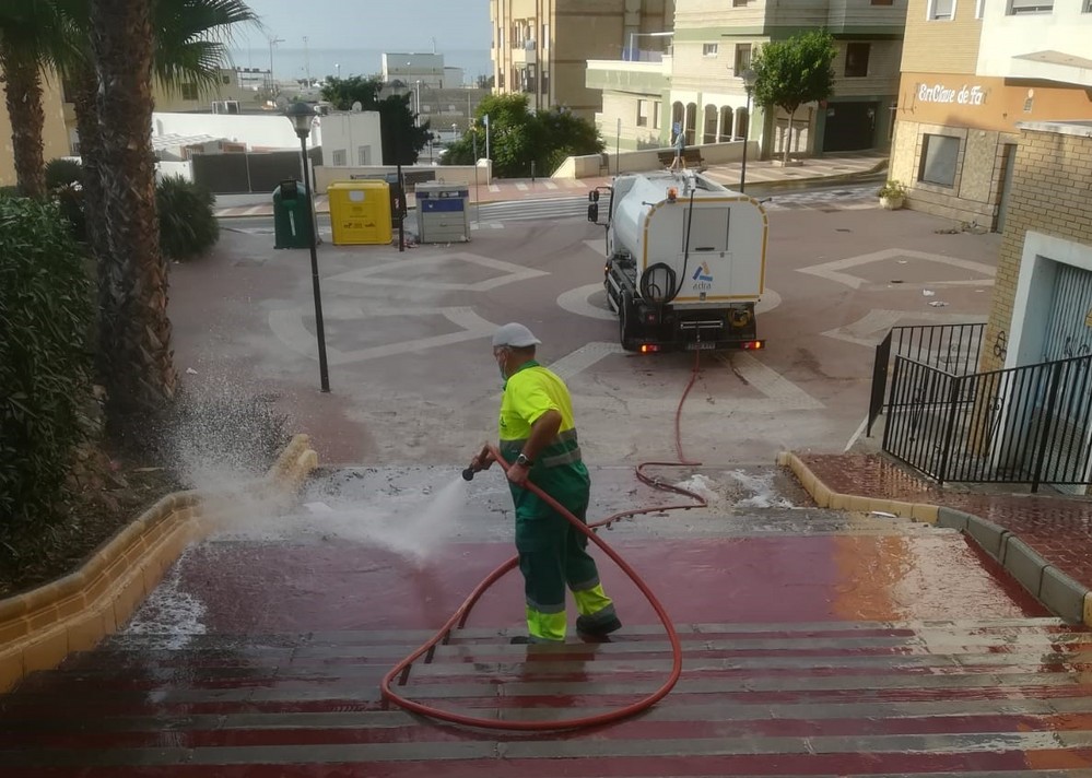 El Ayuntamiento de Adra realiza 600 labores de refuerzo de limpieza y baldeo desde el inicio de la pandemia