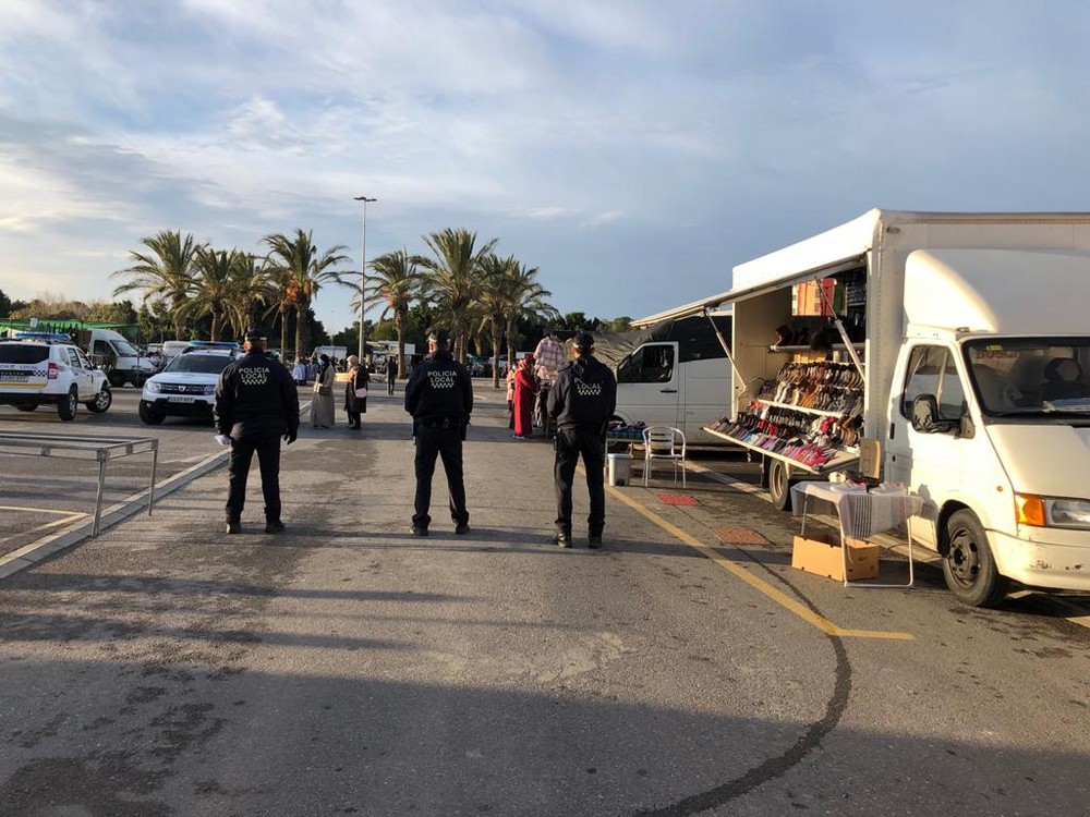 La Policía Local intensifica los controles de cumplimiento de las medidas COVID-19 en el mercadillo de El Ejido