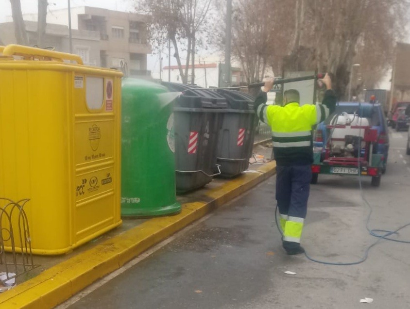 Los refuerzos en limpieza y desinfección continúan a las calles del municipio de Adra