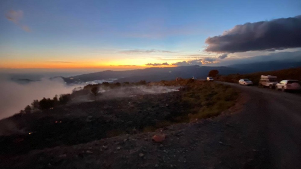 El INFOCA incorpora medios aéreos para extinguir el fuego en la Sierra de Gádor