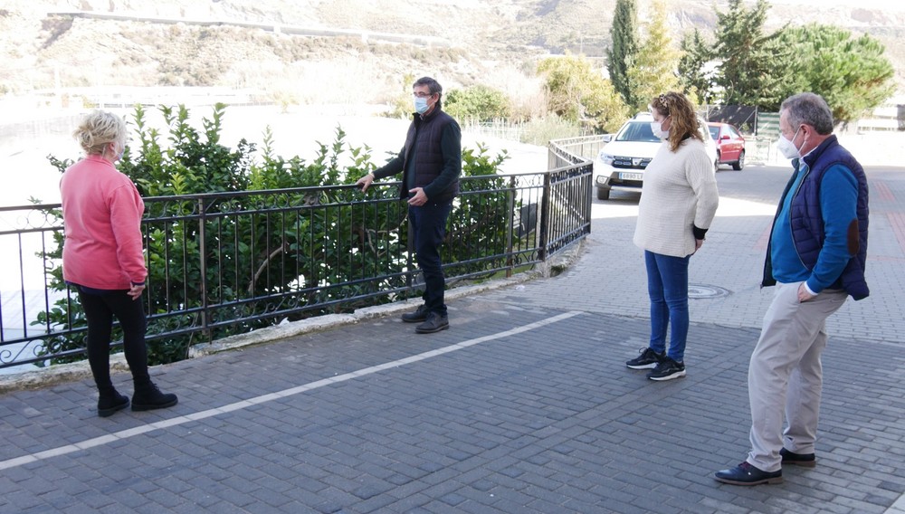 Manuel Cortés visita La Alquería tras las obras de embellecimiento de la barriada