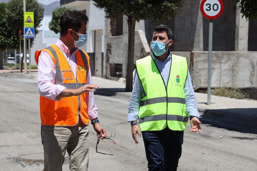 Las obras de regeneración del pavimento en Ejido centro, Almerimar y Ejido norte permiten una importante mejora de su funcionalidad