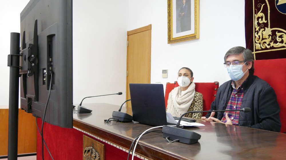 Manuel Cortés alienta a los jóvenes del municipio a “tener prudencia con las redes sociales y acabar con el ciberacoso”