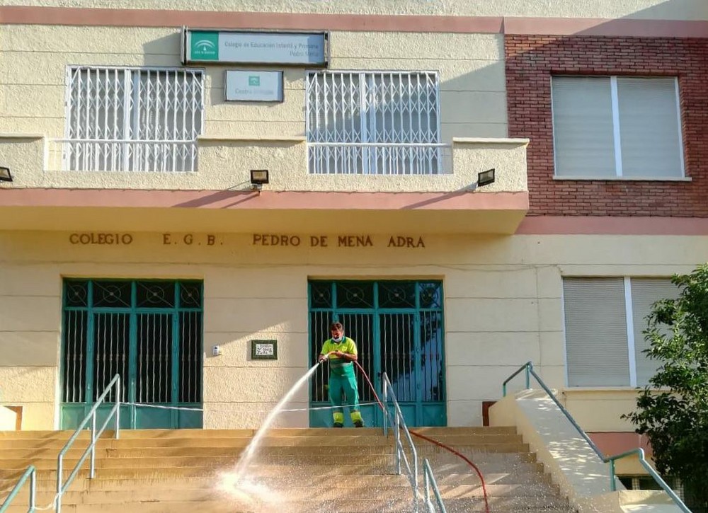 El Ayuntamiento de Adra sigue reforzando la desinfección de calles y edificios, tarea prioritaria en época de la COVID-19