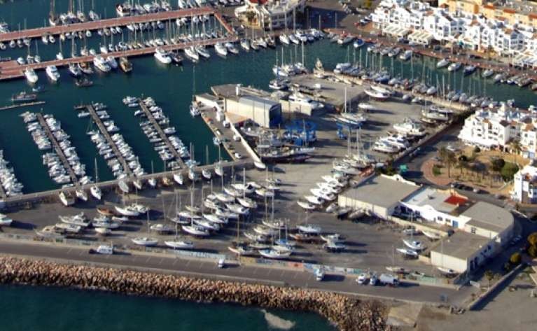 La embarcación de Fibra que salió ayer desde el Puerto de Almerimar sigue desaparecida