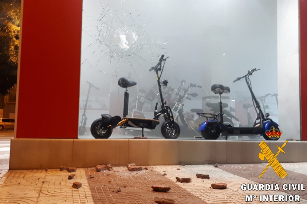 Detenidos dos hombres que intentaron robar en un comercio de Roquetas de Mar