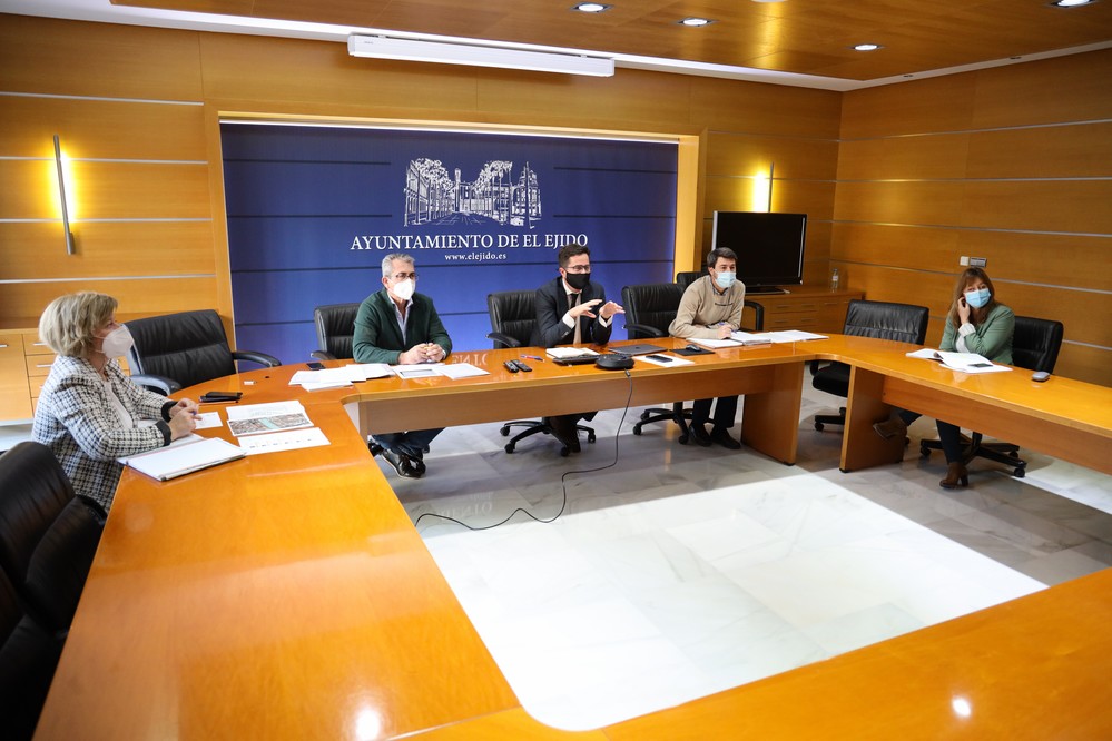 El Ejido define la línea de trabajo para acceder a las ayudas de rehabilitación de edificios de más de 40 años