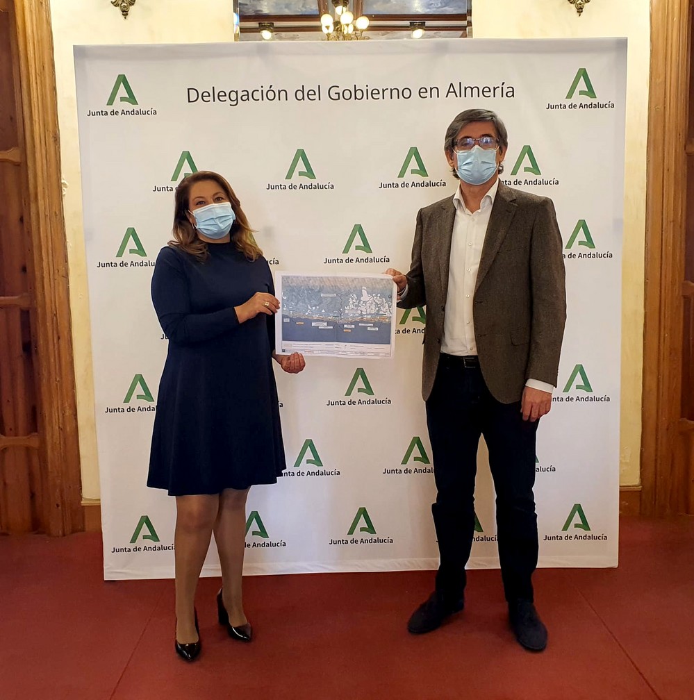 La consejera de Desarrollo Sostenible presenta al alcalde de Adra las alternativas de depuración de Guainos y La Alcazaba