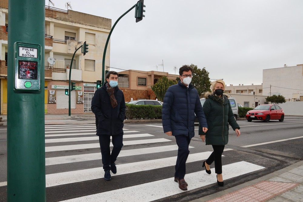 La Junta instala un paso de peatones semaforizado en el núcleo de Las Norias