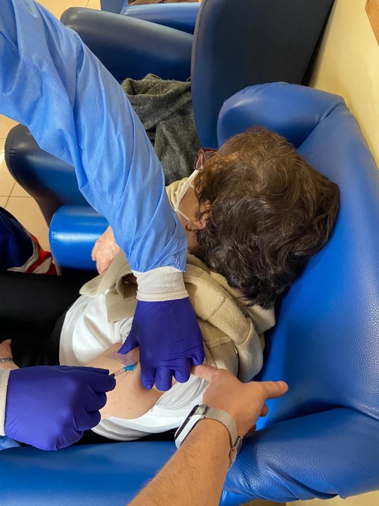 Usuarios y personal del centro Día de Mayores de Vícar reciben su primera dosis de la vacuna contra la COVID-19