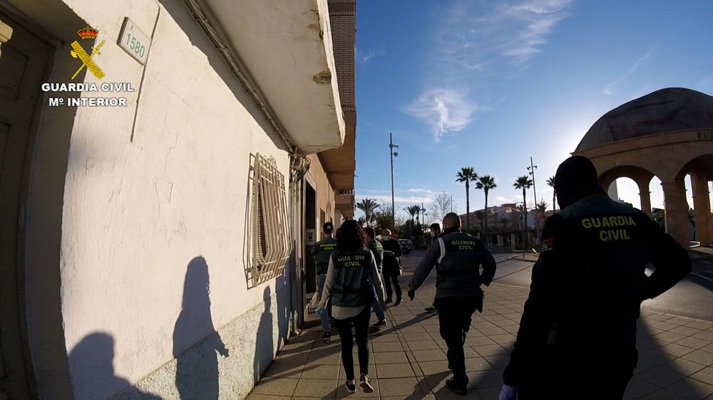 La Guardia Civil ha desmantelado una red que tramitaba permisos de residencia y rentas a falsas víctimas de violencia de género en el Poniente