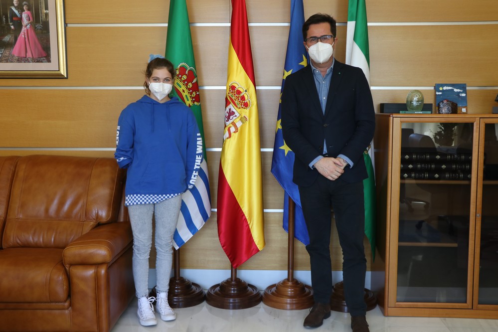 El alcalde felicita a Anastasiya Dmytriv del Club Mare Nostrum tras proclamarse campeona de España Infantil en Natación Adaptada