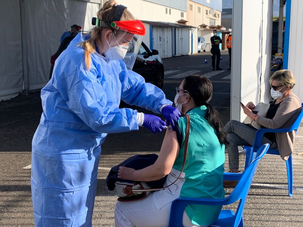 Comienza la vacunación masiva en Adra con los mayores de 80 años y trabajadores de Ayuda a Domicilio