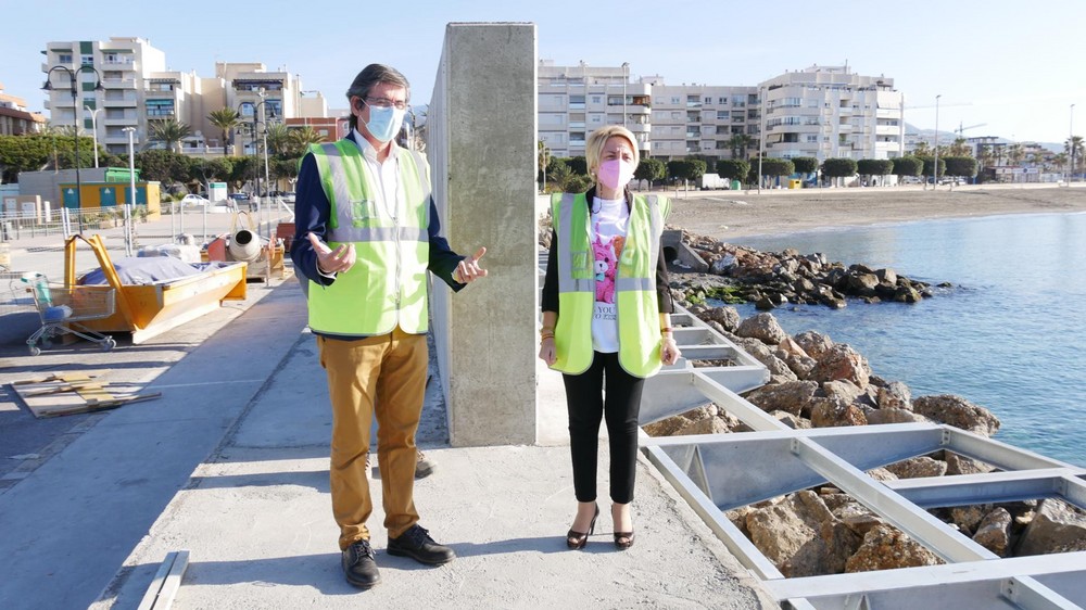Eloísa Cabrera visita junto a Manuel Cortés la pasarela peatonal del puerto de Adra que “estará lista para verano”
