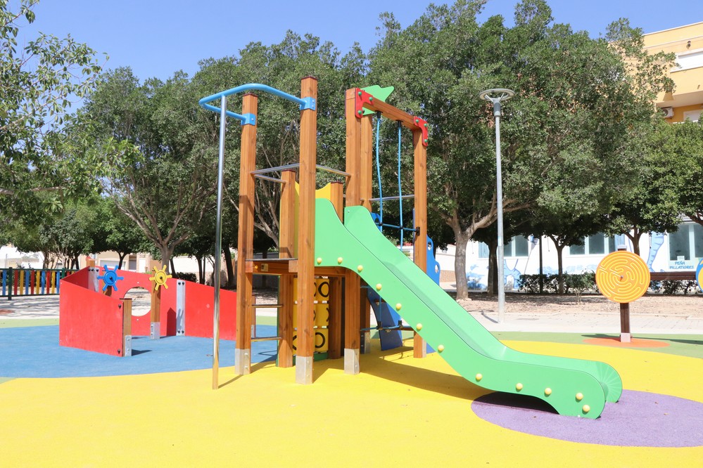 El Ayuntamiento continúa mejorando las áreas de recreo infantiles y parques de todo el municipio