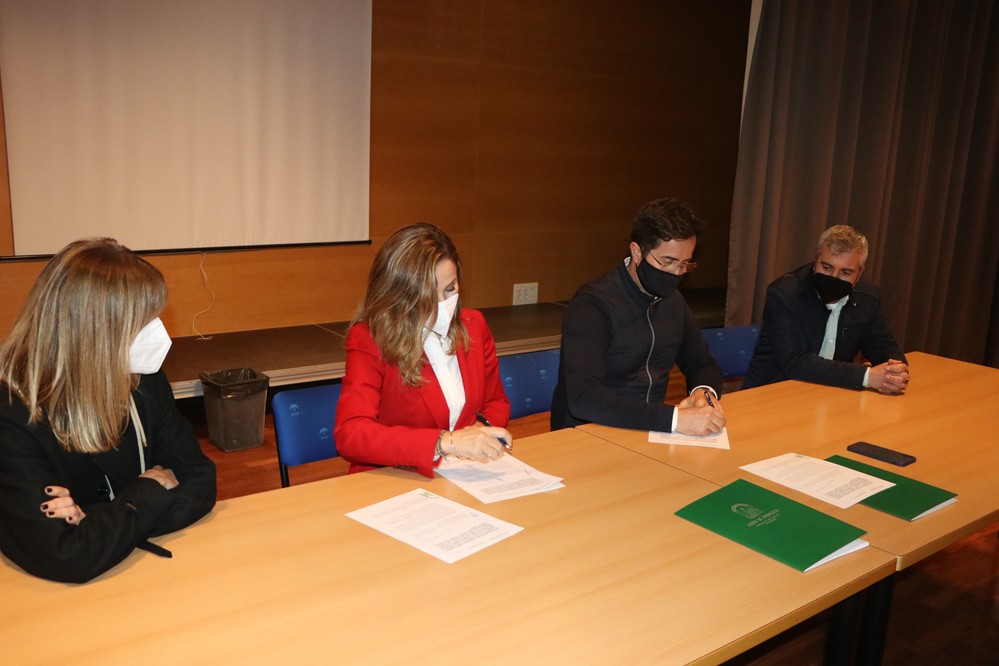 Ayuntamiento y Junta firman el convenio con el que se formaliza la transmisión del edificio del Conservatorio de Música a la Administración Andaluza