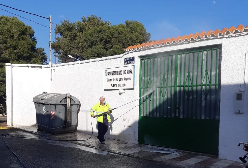 El Ayuntamiento de Adra autoriza durante quince días las labores de baldeo de fachadas sin solicitud de permiso