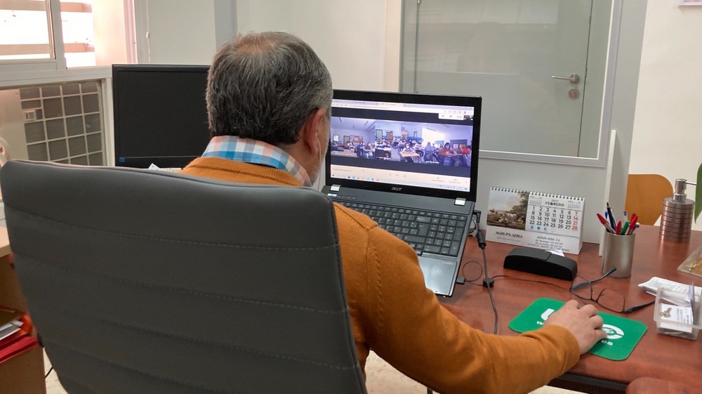 Los centros educativos de Adra reciben charlas telemáticas sobre el ‘uso y abuso’ de las nuevas tecnologías