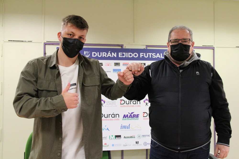 Cristian Rubio firma su renovación con el CD El Ejido Futsal